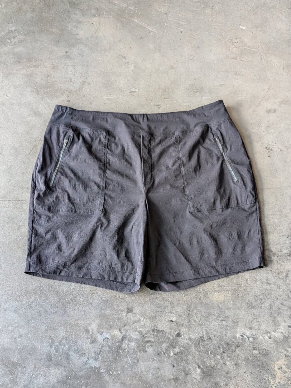 Athleta Black Trekkie North Mid Rise Bermuda Shorts size 20